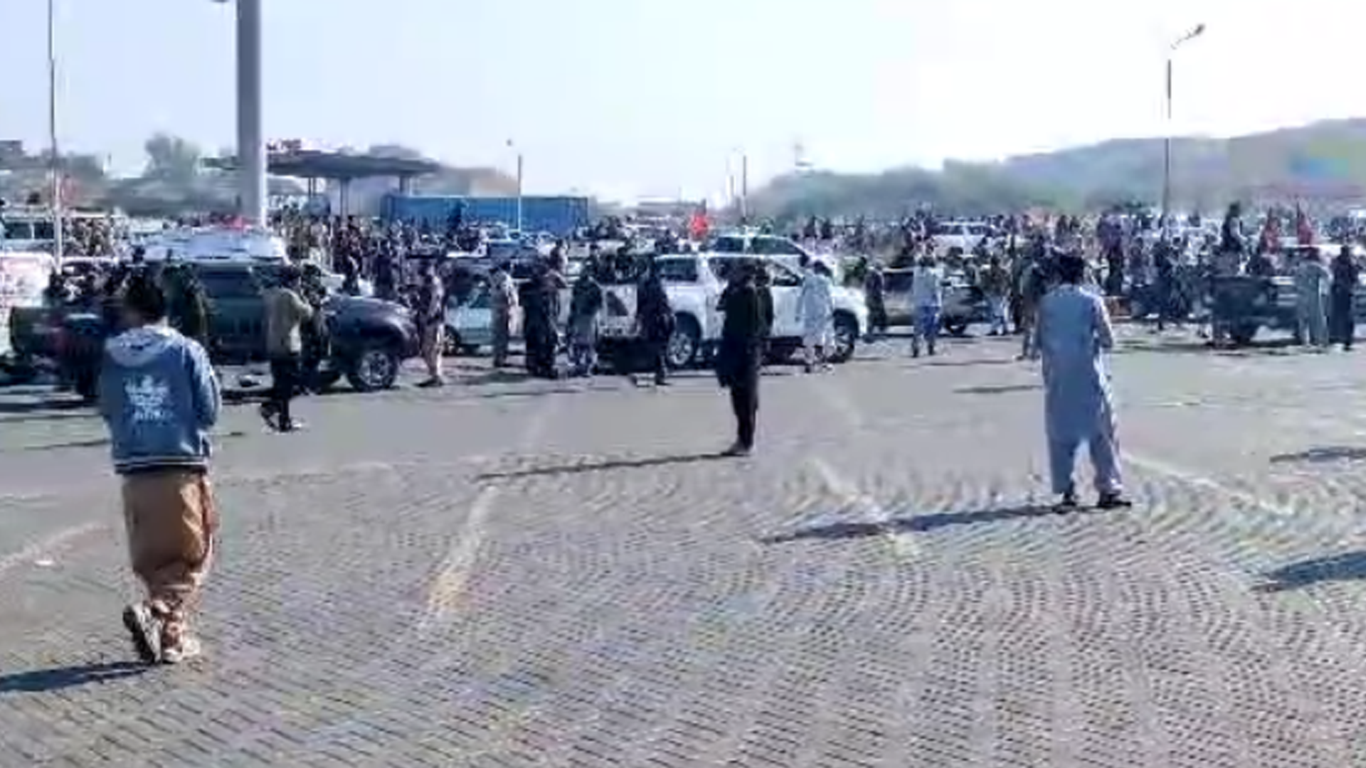 برہان: پی ٹی آئی قافلہ اٹک کے قریب کٹی پہاڑی علاقہ پہنچ گیا، رکاوٹیں ہٹانے کیلئے پرعزم