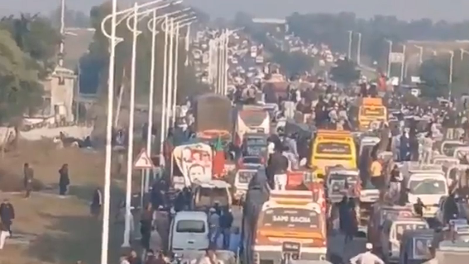 پی ٹی آئی قافلہ زیروپوائنٹ پہنچ گیا