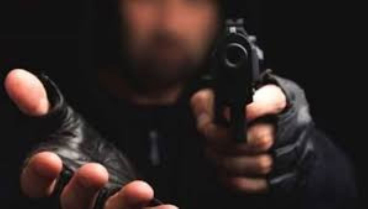 اسلام آباد میں ڈکیتی کی وارداتیں جاری، اہم سرکاری افسر کو اہلِ خانہ کے ہمراہ لوٹ لیا گیا
