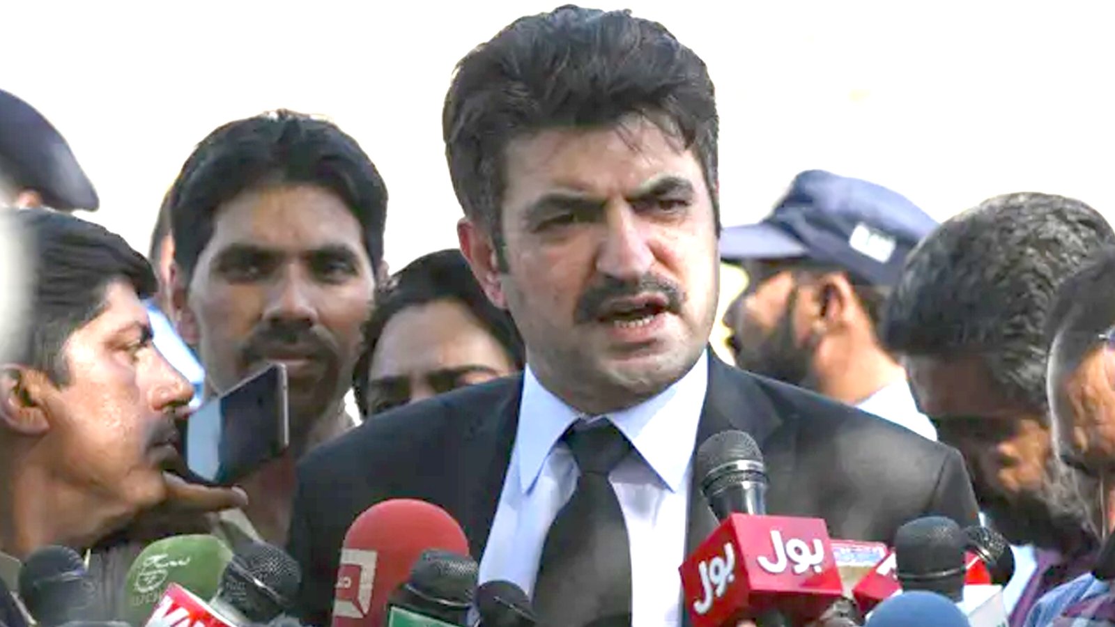 کارکنان ڈی چوک جانے پر بضد تھے، رہنما پی ٹی آئی شیر افضل مروت
