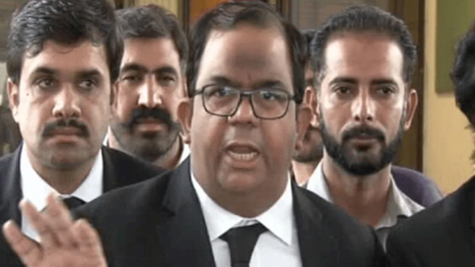 عمران خان کو اڈیالہ سے بنی گالہ منتقل کرکے مذاکرات کئے جائیں، وکیل فیصل چوہدری