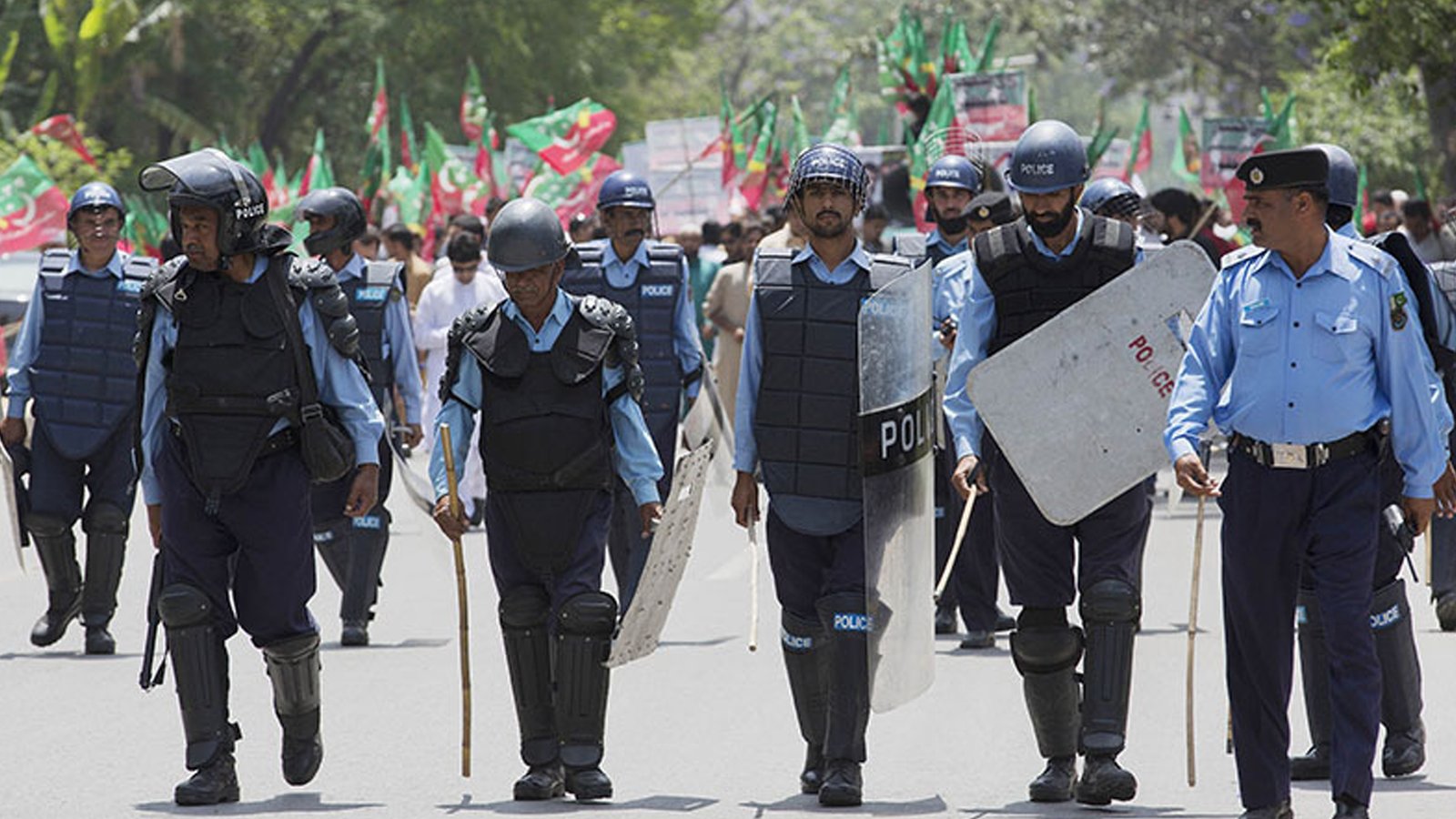 پی ٹی آئی احتجاج روکنے کی حکومتی حکمتِ عملی، جڑواں شہروں میں ڈمپرز کی پکڑ دھکڑ شروع