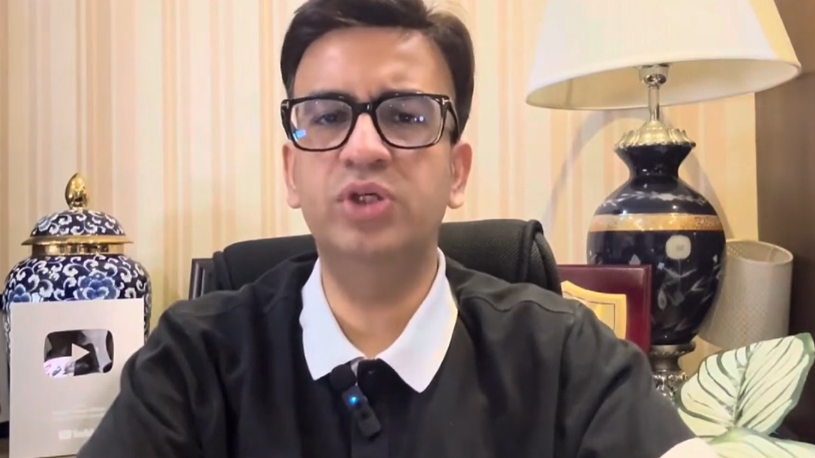 عمران خان بھی اب فوج کی تحویل میں جانے والا ہے، منیب فاروق کا دعوی