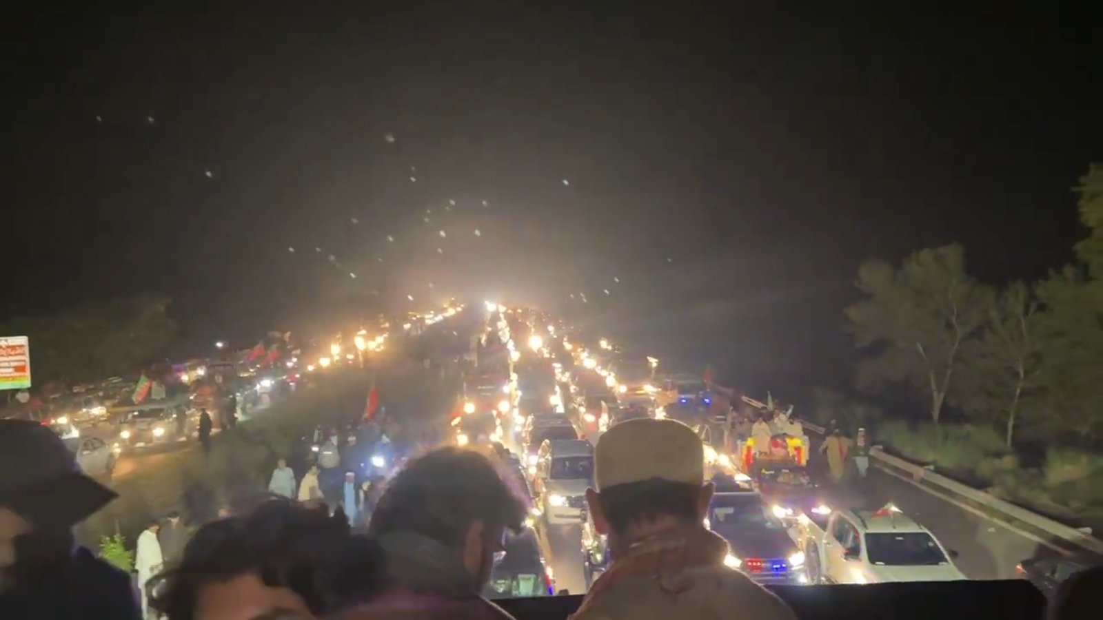 پی ٹی آئی احتجاج:علی امین گنڈاپور اور بشریٰ بی بی کے ہمراہ قافلہ پنجاب میں داخل