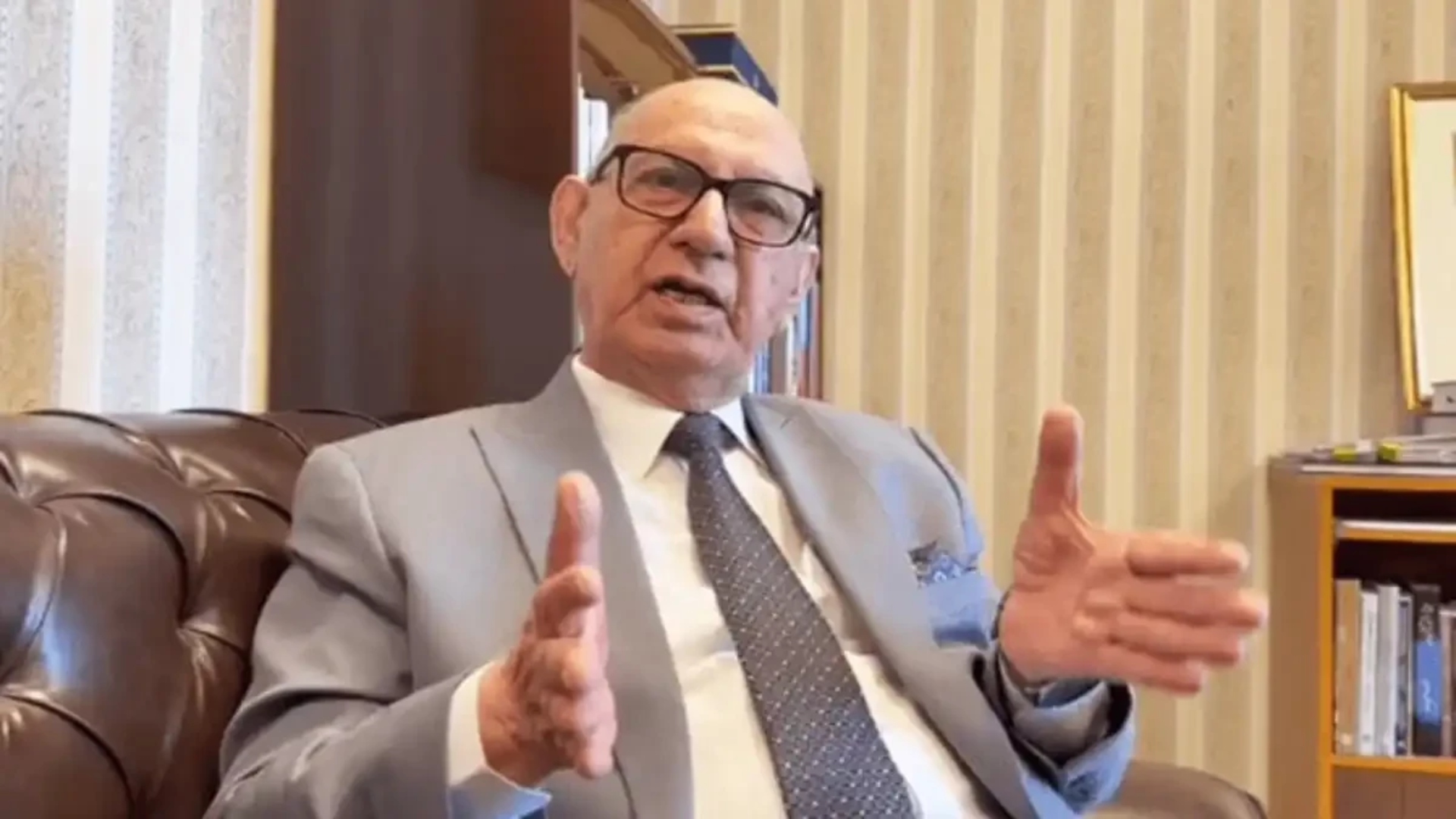 بانی پی ٹی آئی کی یہ انقلاب لانے کی 13ویں فائنل کال ہے : عرفان صدیقی