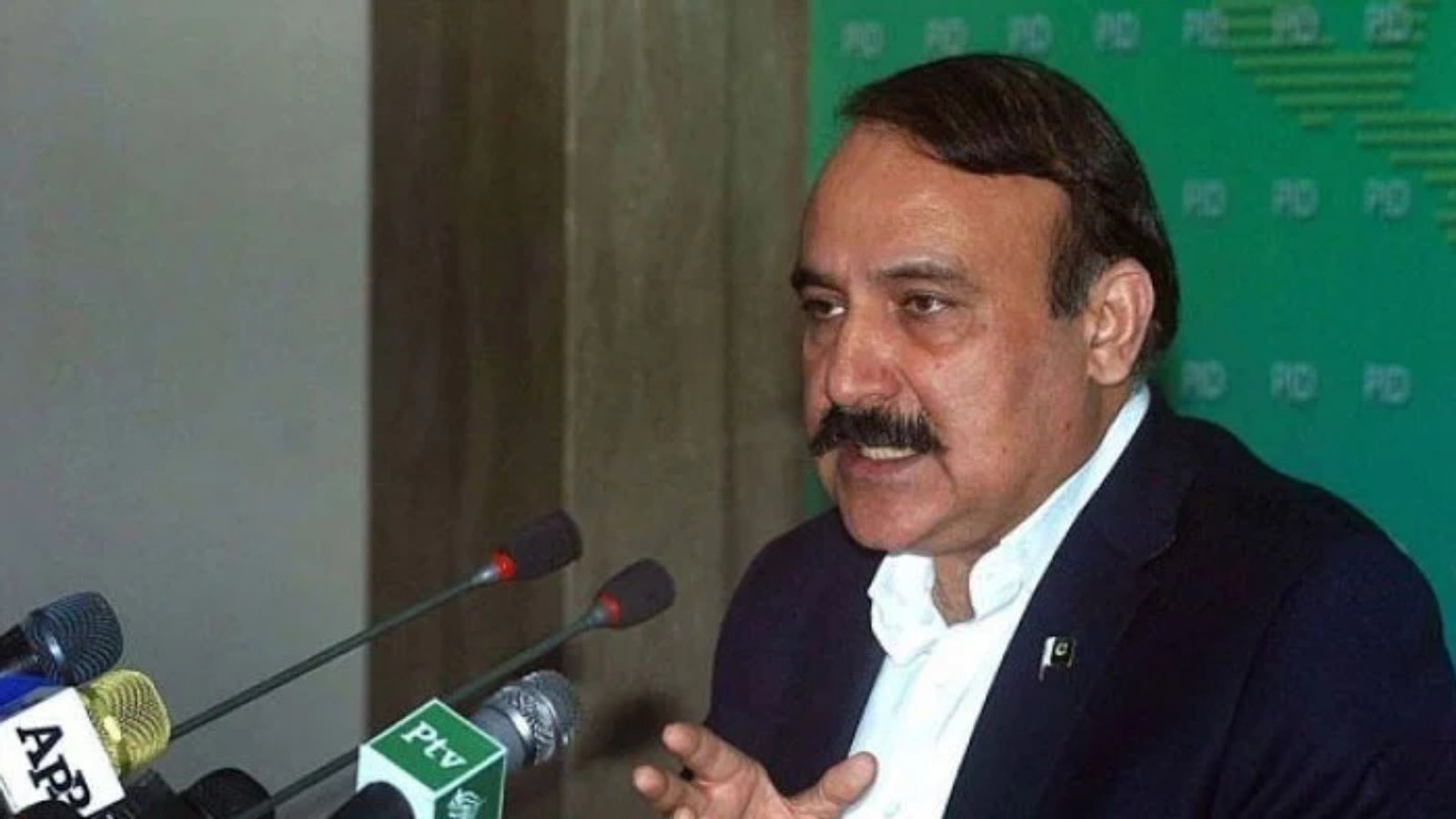 پی ٹی آئی رہنماؤں نے دھرنے سےجان چھڑانے کیلئے ازخود گرفتاریاں دیں : طارق فضل چوہدری