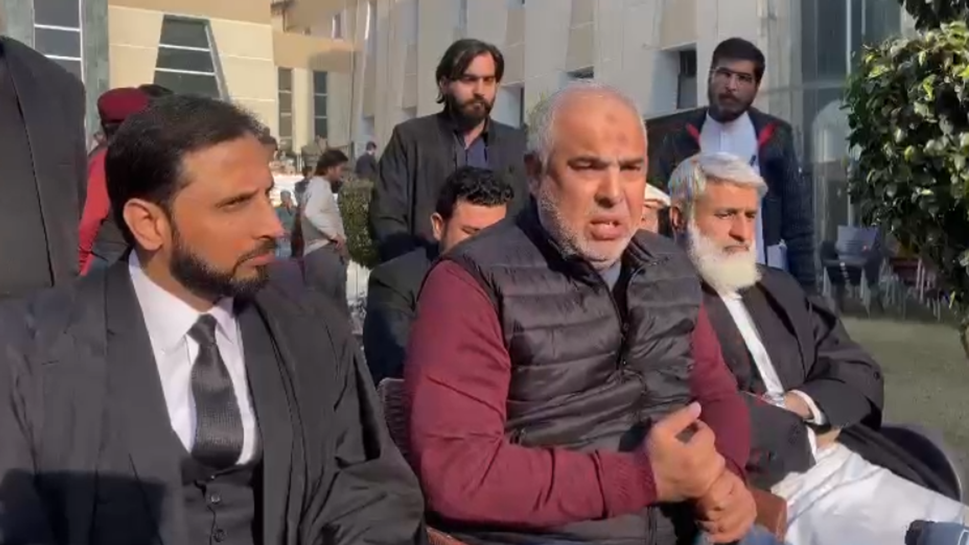 پشاور: اسد قیصر کی حکومت پر تنقید، دہشتگردی کے دفعات کی مذمت
