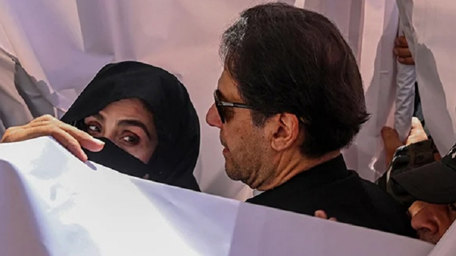 عمران خان، بشریٰ بی بی سمیت پی ٹی آئی قیادت کیخلاف تہرے قتل کا مقدمہ درج