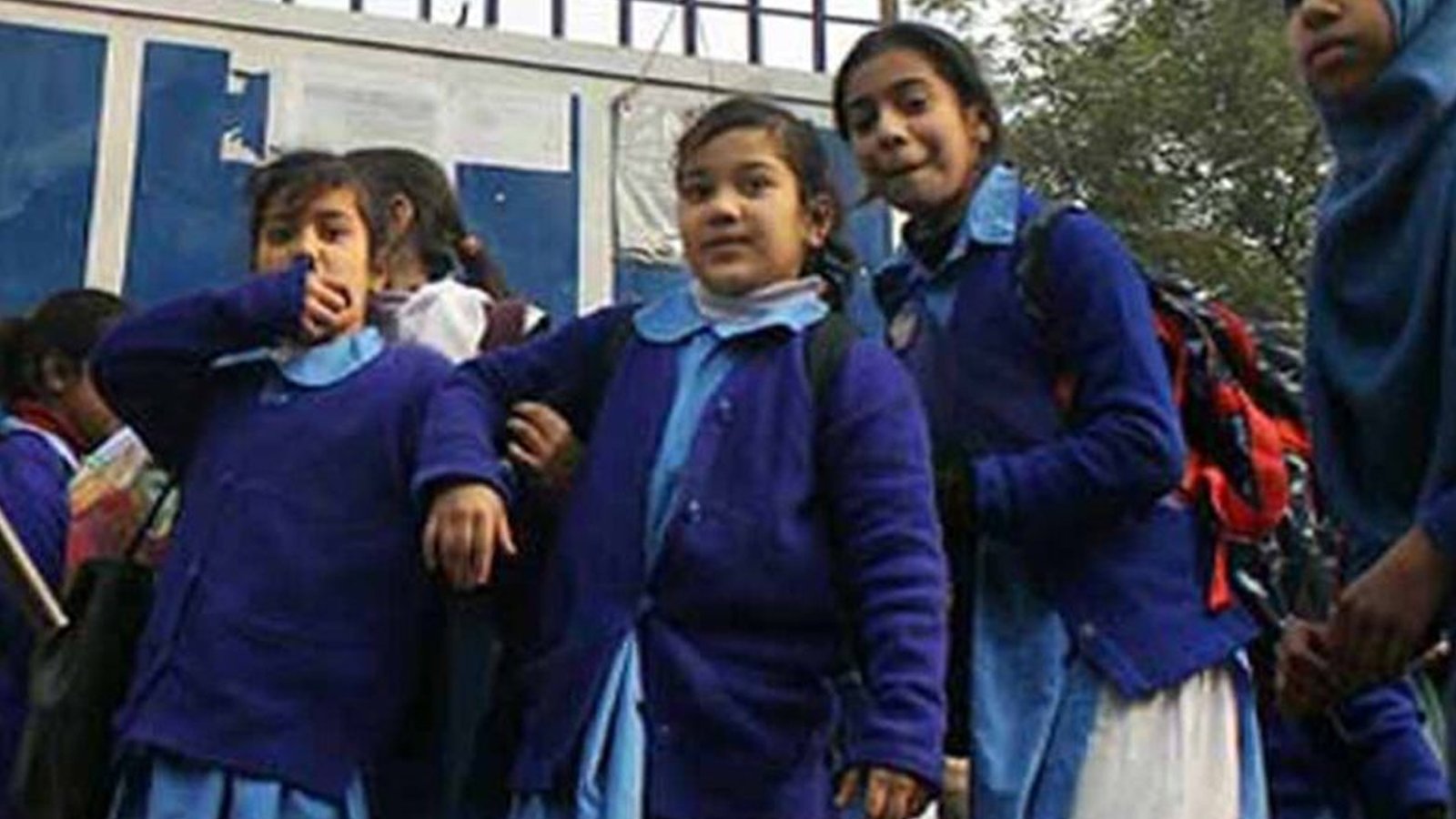 شدید سردی : تعلیمی ادارے صبح کتنے بجے کُھلیں گے؟طلبا  کیلئے اہم خبر