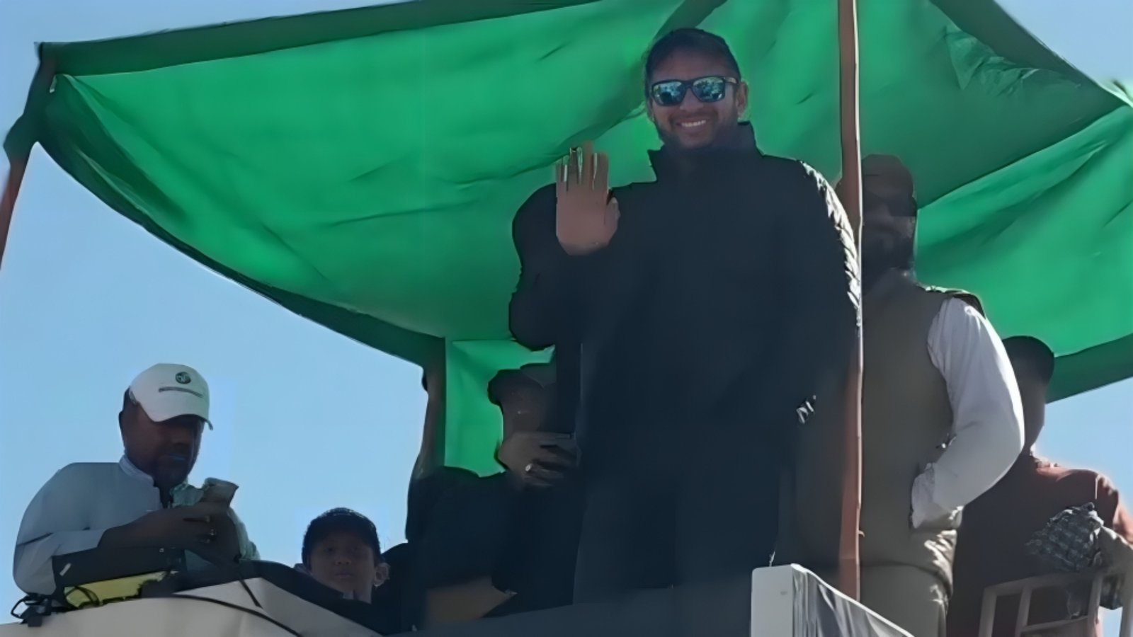 شاہد آفریدی آف روڈ ریلی دیکھنے جھل مگسی کے ٹریک پر پہنچ گئے