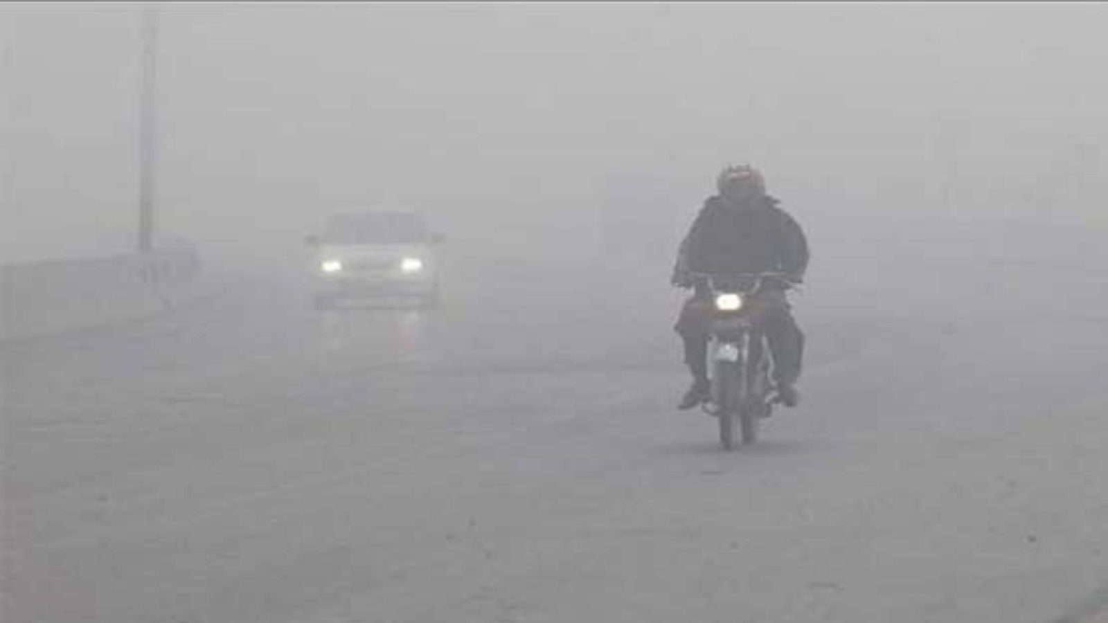 ملک کے مختلف علاقوں میں شدید دھند، موٹرویز مختلف سیکشنز سے بند