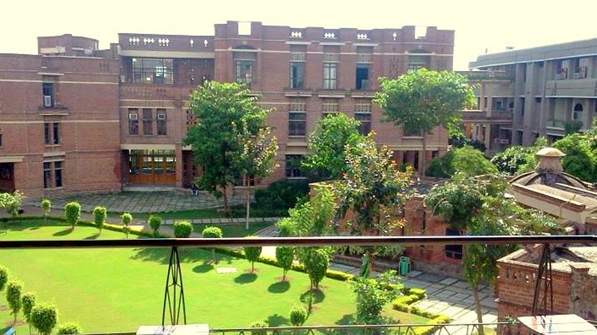 پشاور: انٹرنیٹ کی سست رفتاری سے اسپتالوں اور کاروباری حلقوں میں مشکلات، آن لائن معلومات متاثر