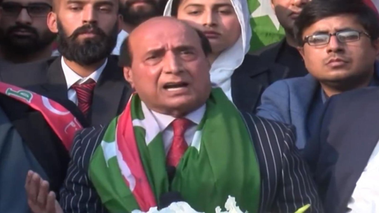 موجودہ حالات میں عمران خان کی جیل سے باہر موجودگی ضروری ہے ، لطیف کھوسہ