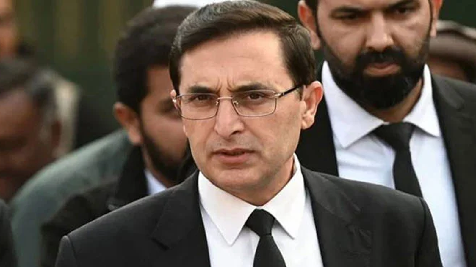 جواب دیں یا نہ دیں: آرمی چیف سے مسائل کے حل کیلئے پراْمید ہیں، بیرسٹرگوہر