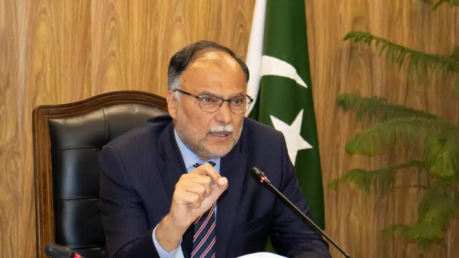 گوادر پورٹ پاکستان کی تجارتی ترقی کے لیے اہم سنگ میل ہے، احسن اقبال