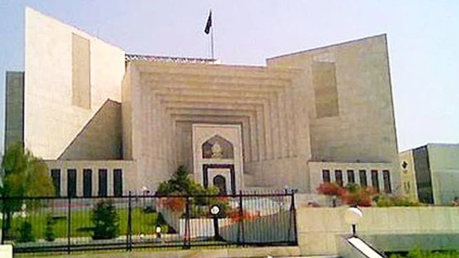 عدالتی فیصلے میں 9 مئی جرم پر کلین چٹ نہیں دی گئی،  ٹرائل کہاں ہوگا؟ آئینی بینچ