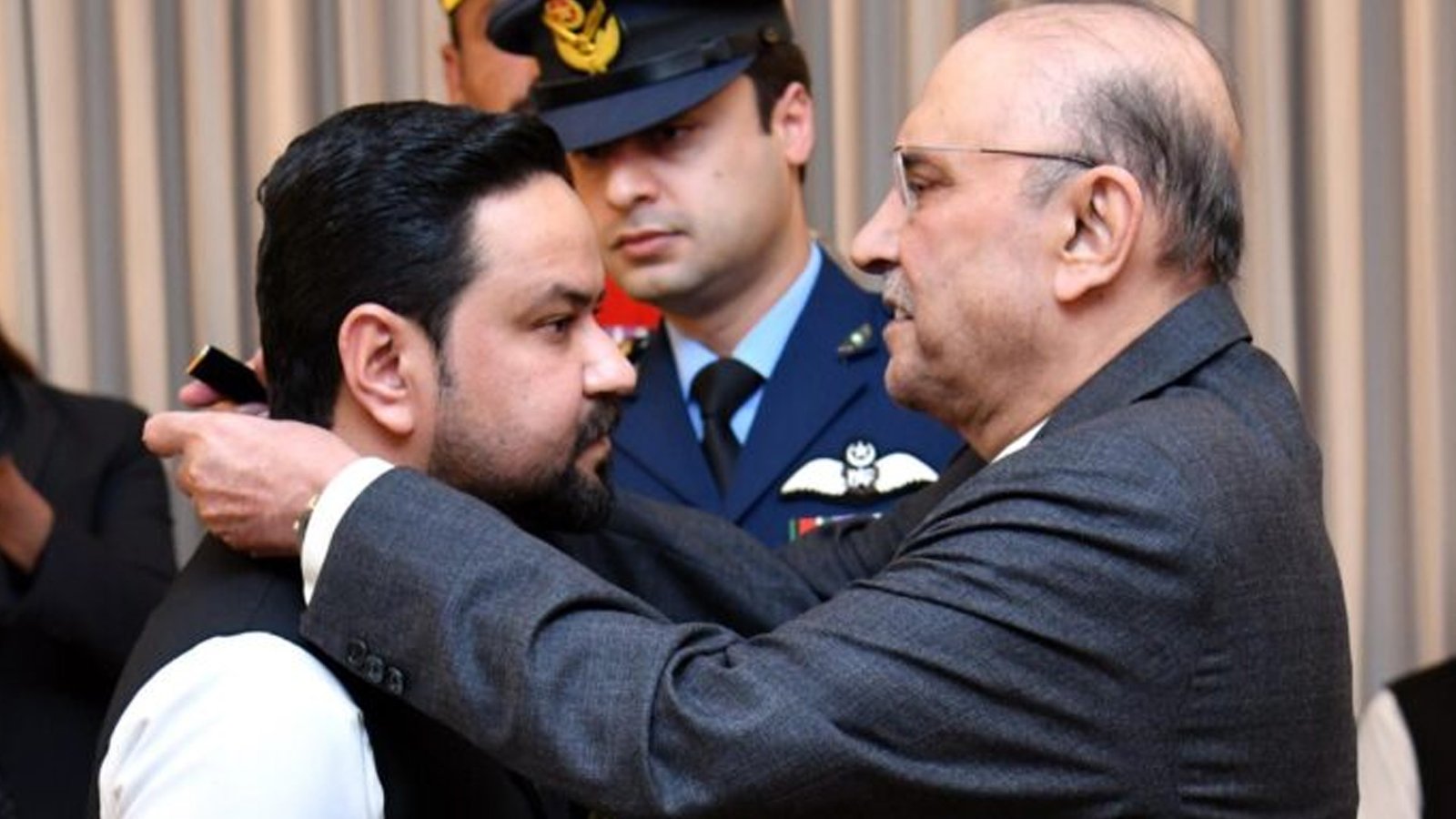 عازمین حج کی جانیں بچانے والے آصف بشیر کو ستارہ امتیاز سے نواز دیا گیا
