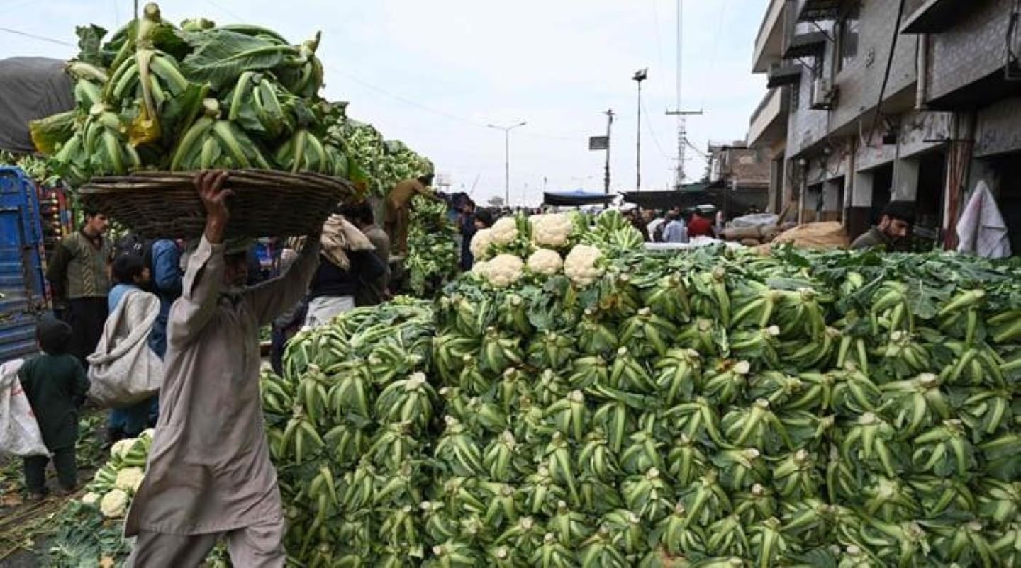 مناسب قیمت نہ ملنے پر دلبرداشتہ کسان نے 50 من گوبھی  سبزی منڈی میں مفت تقسیم کردی