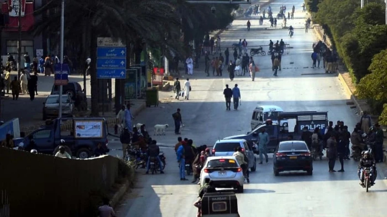 کراچی کے 7 مقامات پر دھرنے جاری، شہری سڑکوں پر خوار ہوکر رہ گئے
