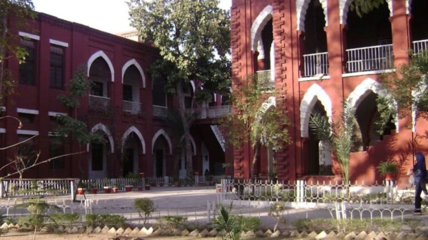 پنجاب حکومت نے تعلیمی اداروں کے عملے کے لیے نیا ڈریس کوڈ جاری کر دیا