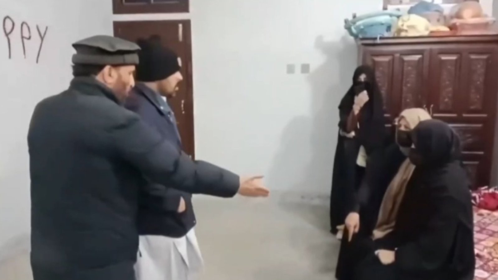 مظفرآباد : تھپڑ کے بدلے تھپڑ ، پولیس اہلکار کا مسافر خاتون کو تھپڑ، خاتون نے بدلہ لے لیا