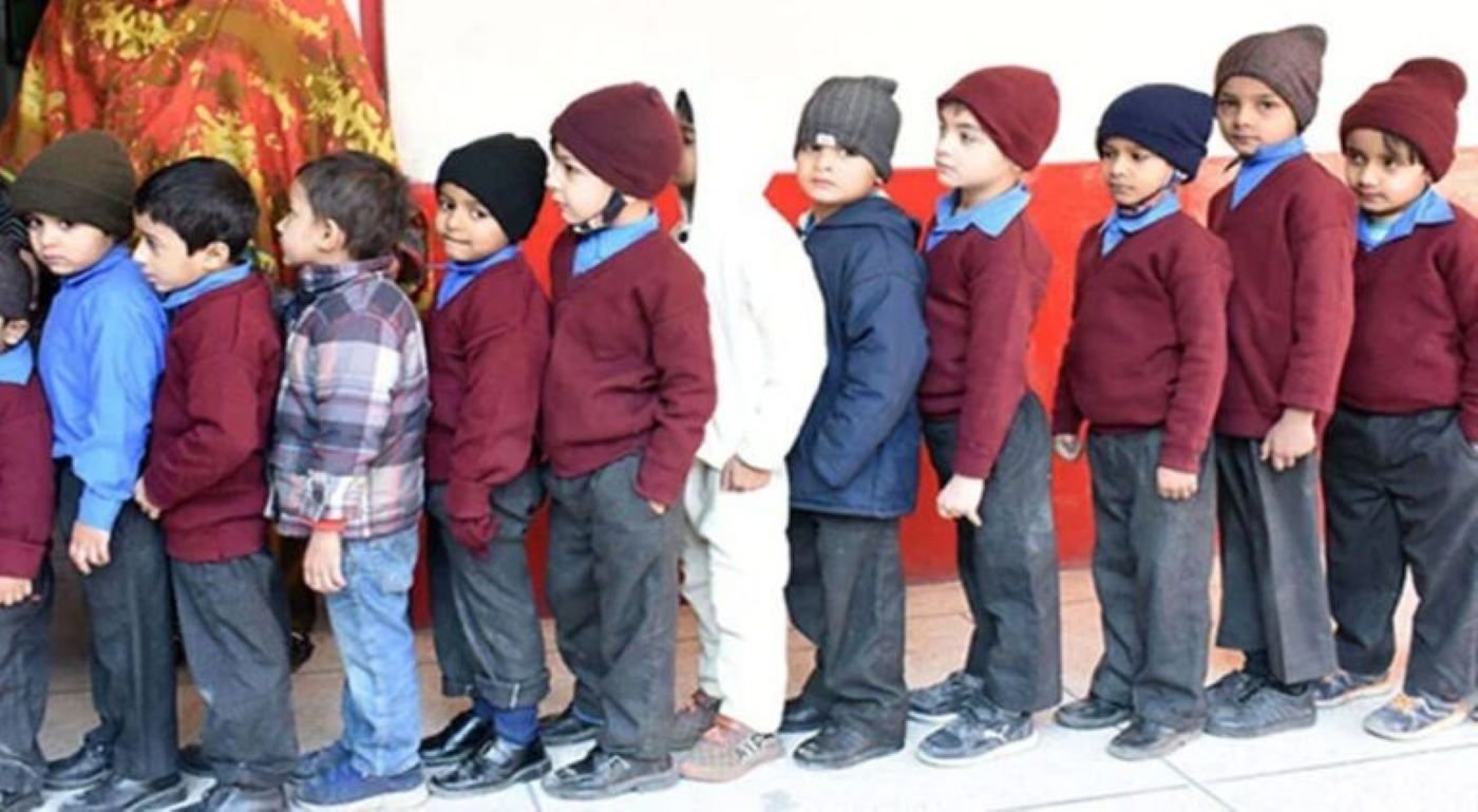 پنجاب حکومت کااسکول کے بچوں کو شدید سردی سے بچانے کے لیے گرم لباس تقسیم کرنے کا آغاز