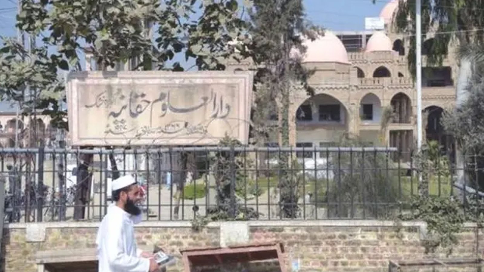 پشاور: جامعہ دارالعلوم حقانیہ اکوڑہ خٹک میں دھماکہ،مولانا حامدالحق حقانی سمیت 4 نمازی شہید، 20 زخمی