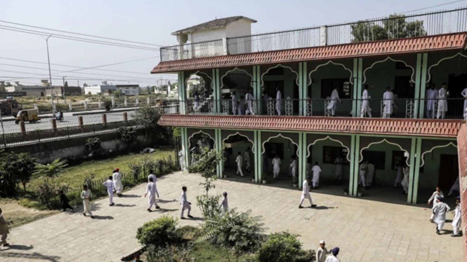 دارالعلوم حقانیہ اکوڑہ خٹک میں خود کُش حملہ دہشت گردوں نے کیا : سکیورٹی ذرائع