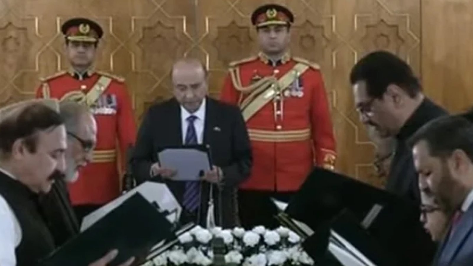 صدر آصف زرداری نے وفاقی کابینہ میں شامل نئے ارکان سے حلف لے لیا