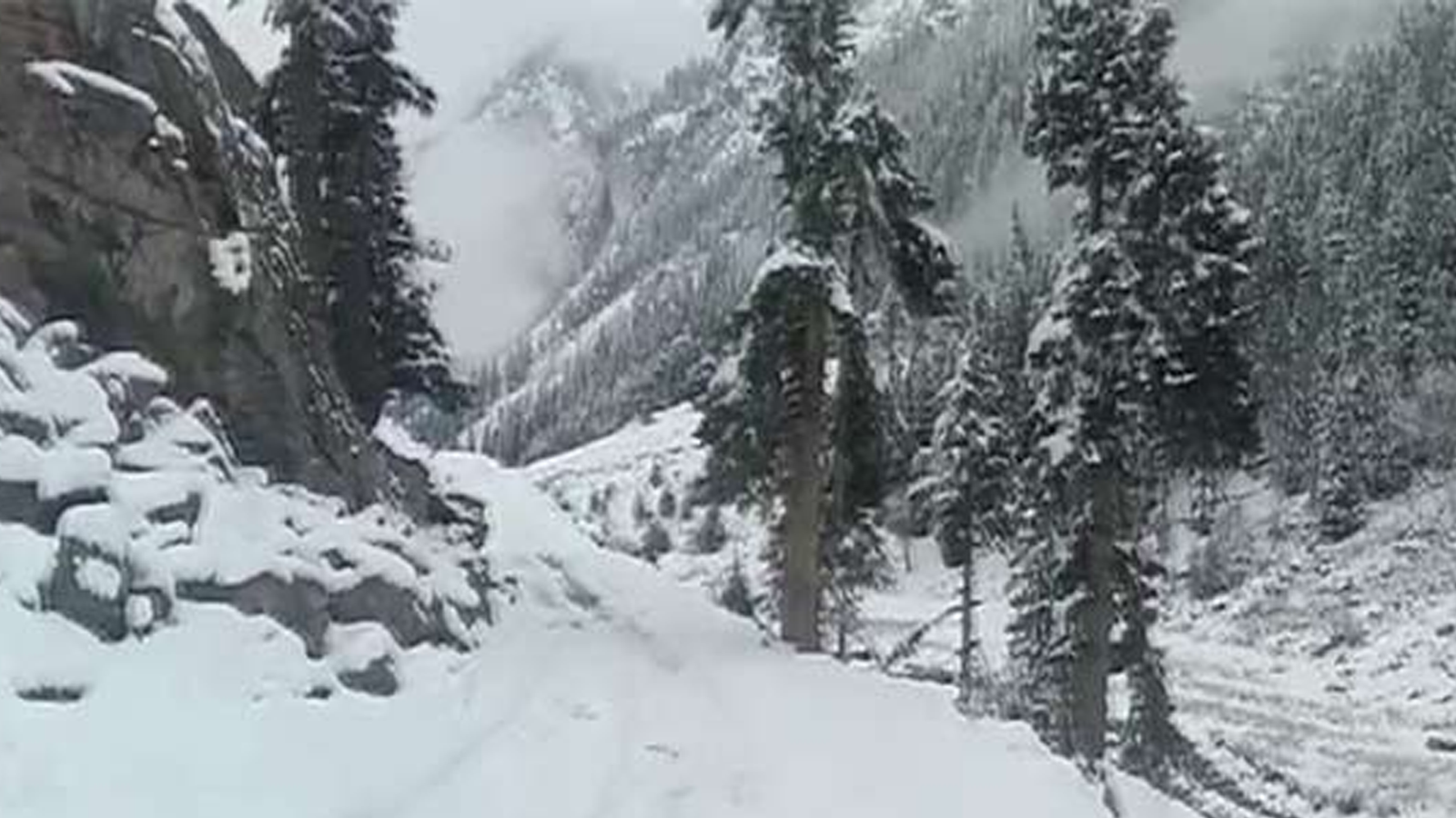 گلیات میں برف باری جاری، سیاحوں کو احتیاطی تدابیر کی ہدایت