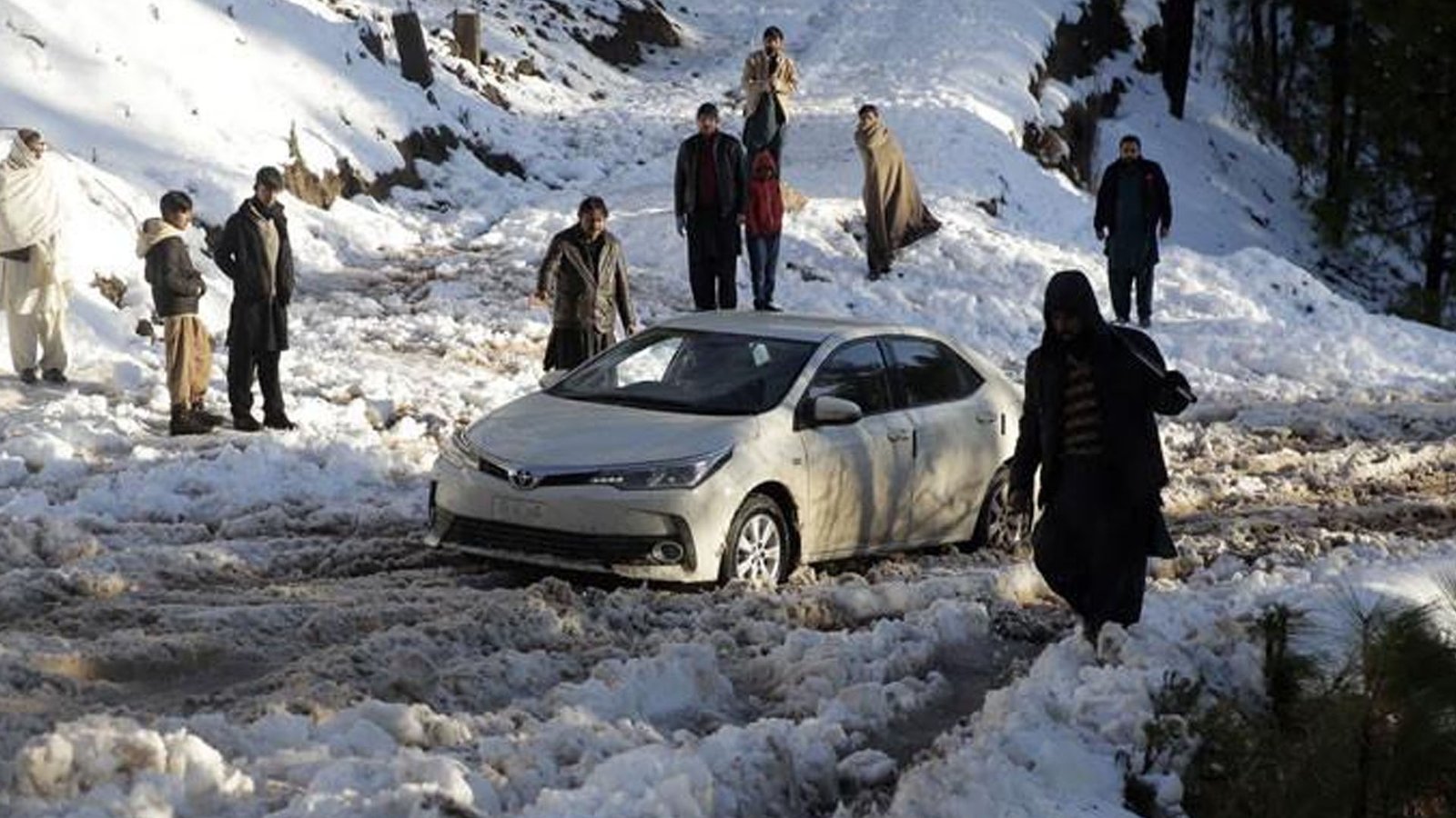 ناران کاغان میں سال کی پہلی برف باری، سینکڑوں سیاح پھنس گئے