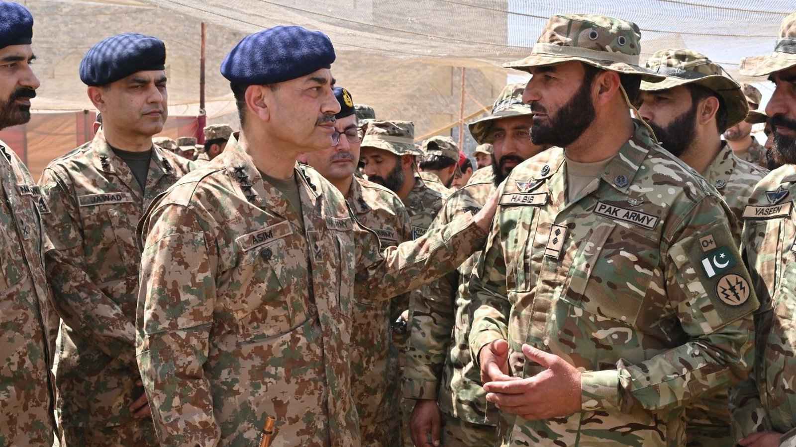 آرمی چیف نے مغربی سرحد پر تعینات افسران اور جوانوں کے ساتھ عید کا دن گزارا