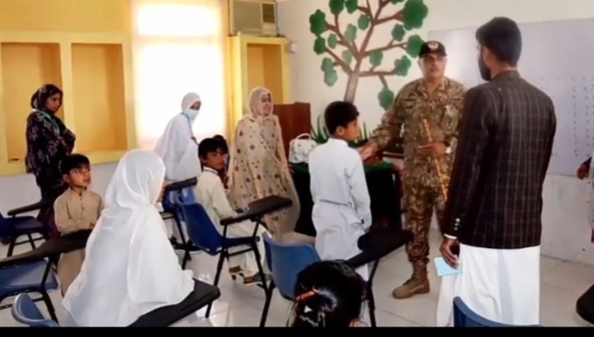 کور کمانڈر کوئٹہ کا خاران میں خصوصی بچوں کے اسکول کا دورہ