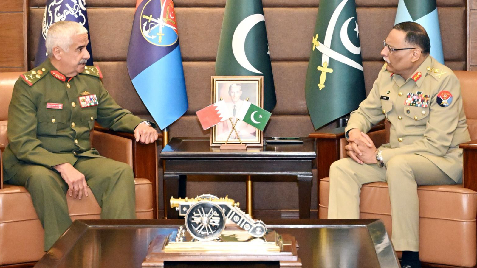 جنرل ساحر شمشاد مرزا سے بحرین نیشنل گارڈ کے کمانڈر جنرل شیخ محمد بن عیسیٰ کی ملاقات، باہمی امور پر تبادلہ خیال