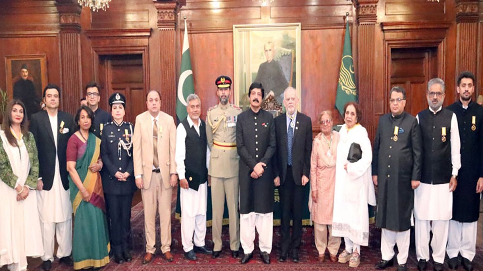گورنر ہاؤس لاہور میں یوم پاکستان کے موقع پر تقریب: سینئر صحافیوں کو سول اعزازات سے نوازا گیا