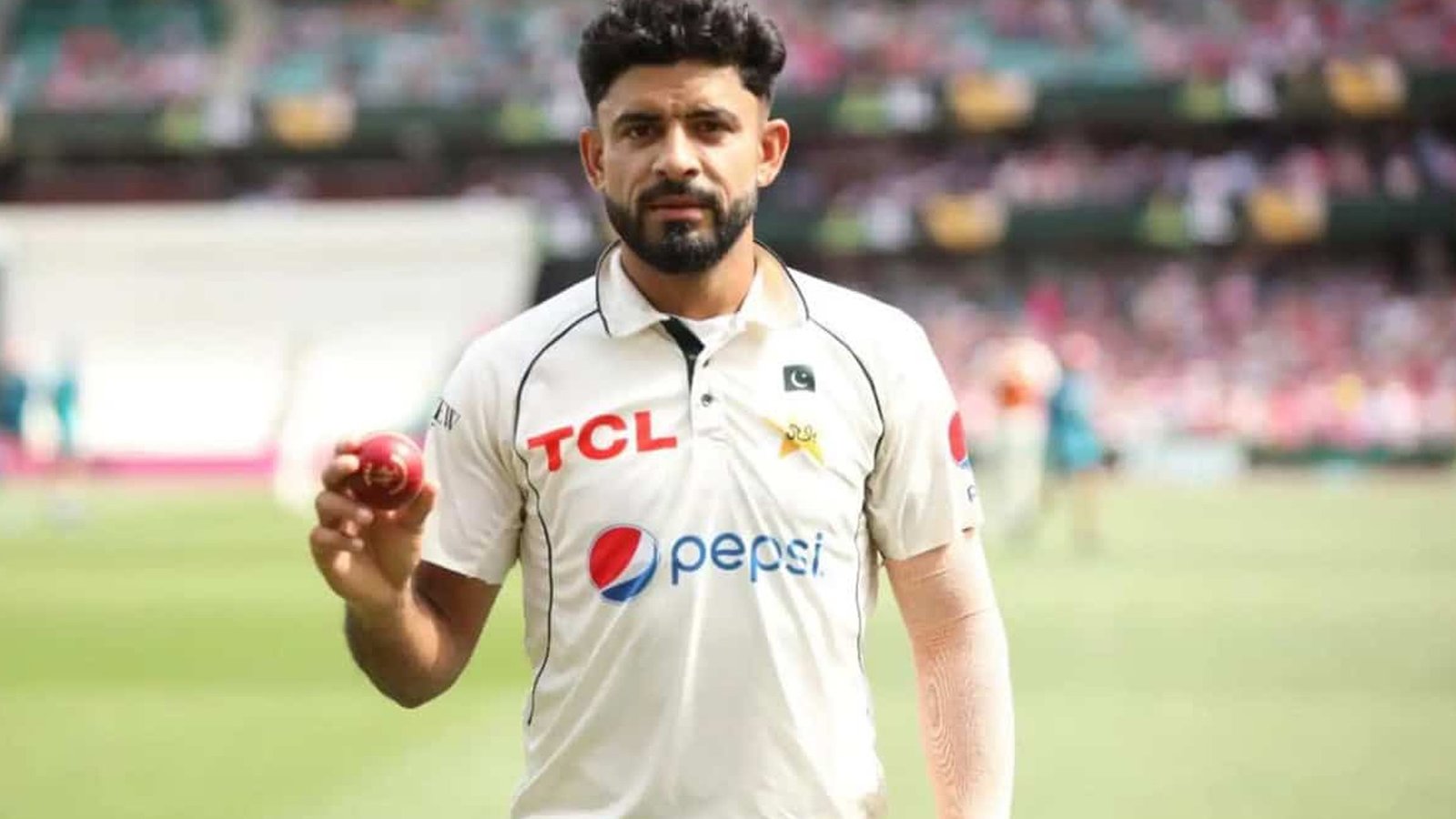 ہوم اینڈ اوے سیریز میں کرکٹرز پر جرمانے، عامر جمال کو سیاسی نعرے والے ہیٹ پر لاکھوں کا جرمانہ