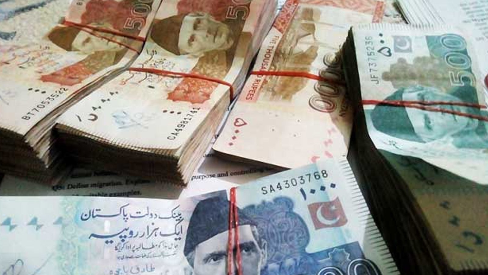 حکومت کو بھاری سود پر قرض دیکر پاکستانی بینکوں نے سینکڑوں ارب کا تاریخی منافع کما لیا