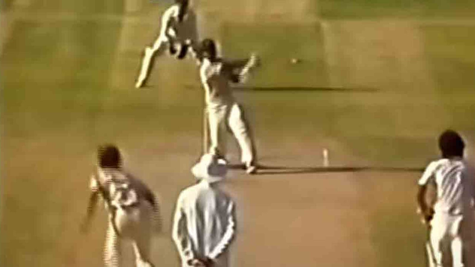 جاوید میانداد نے 18 اپریل 1986ء کو آسٹریلیشیا کپ کے فائنل میچ میں بھار تی بولر چیتن شرما کو آخری گیند پر چھکا لگایا تھا