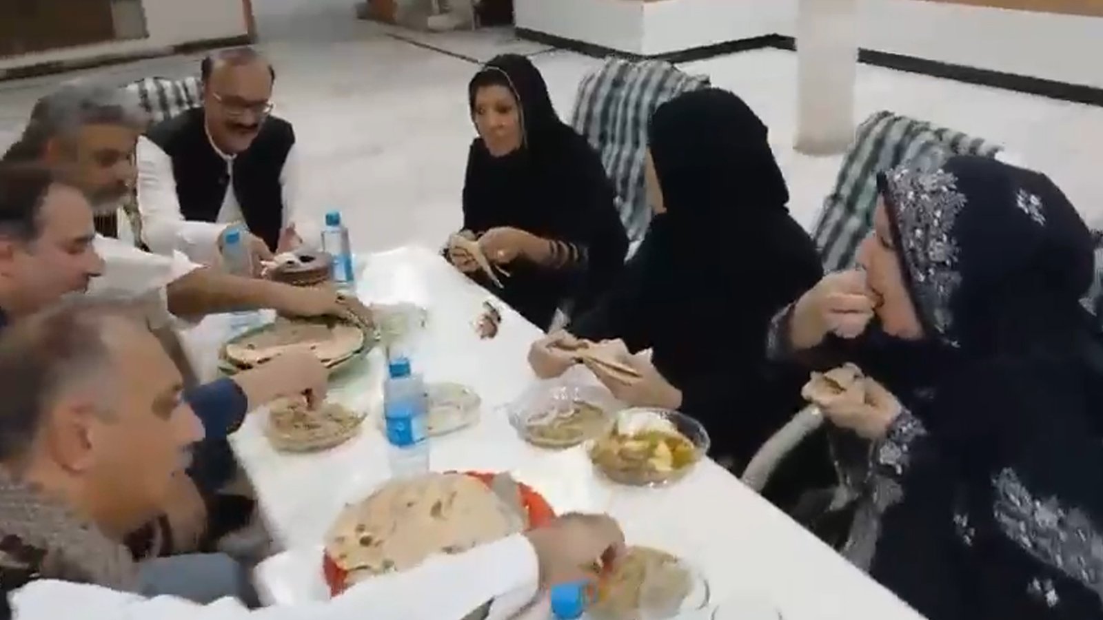 پولیس نے عمران خان کی بہنوں اور گرفتار رہنمائوں کو رہا کر دیا