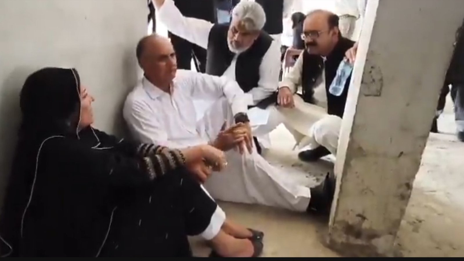 اڈیالہ جیل کے قریب عمران خان کی بہنیں اور پی ٹی آئی رہنمائوں کو گرفتار کر لیا گیا