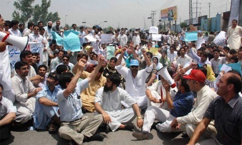 چیئرنگ کراس پر گرینڈ ہیلتھ الائنس کے دھرنے پر پولیس کا ایکشن، درجنوں مظاہرین گرفتار