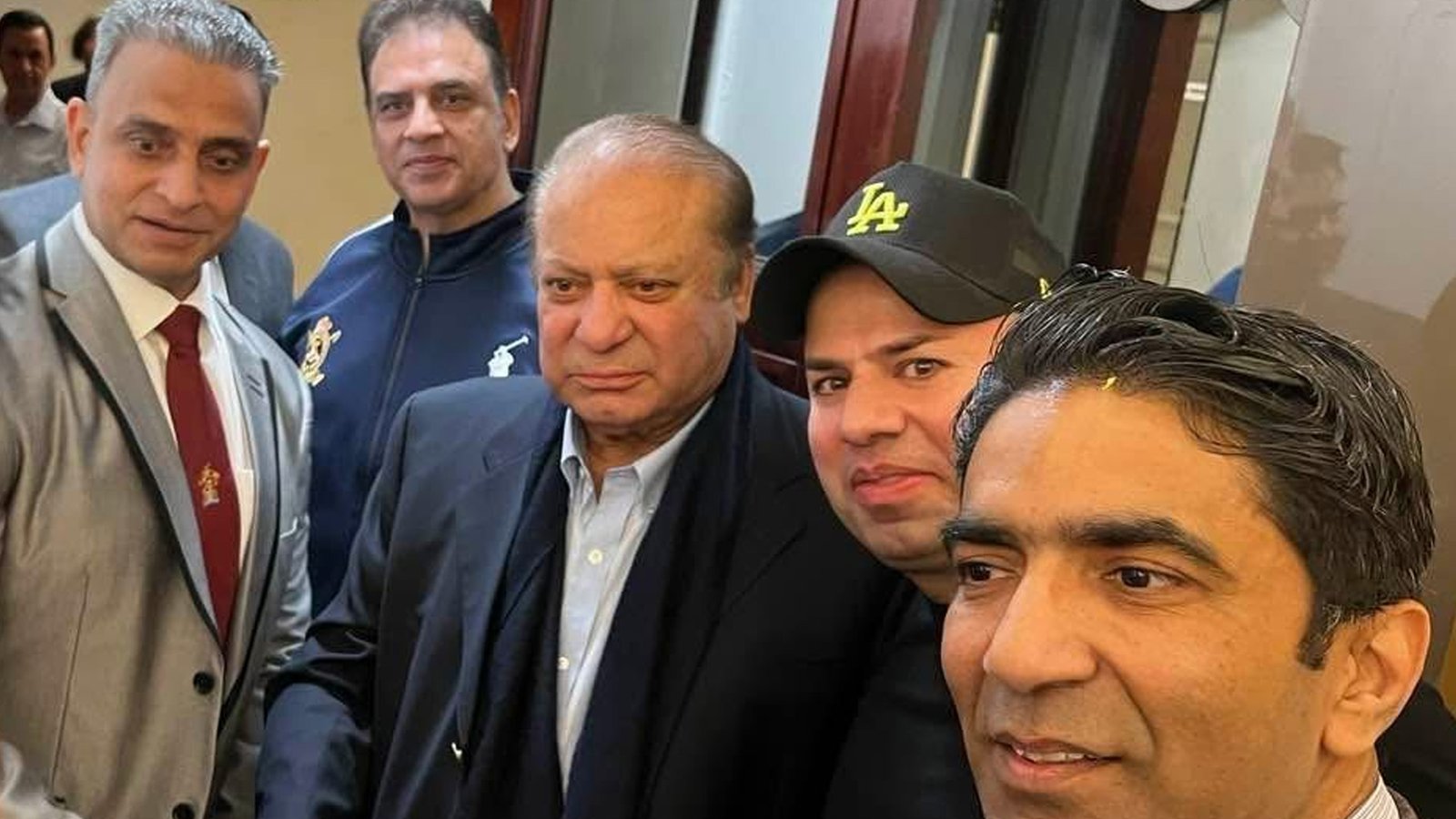 نواز شریف لندن پہنچ گئے، ایون فیلڈ کے باہر ن لیگ اور پی ٹی آئی کارکن آمنے سامنے