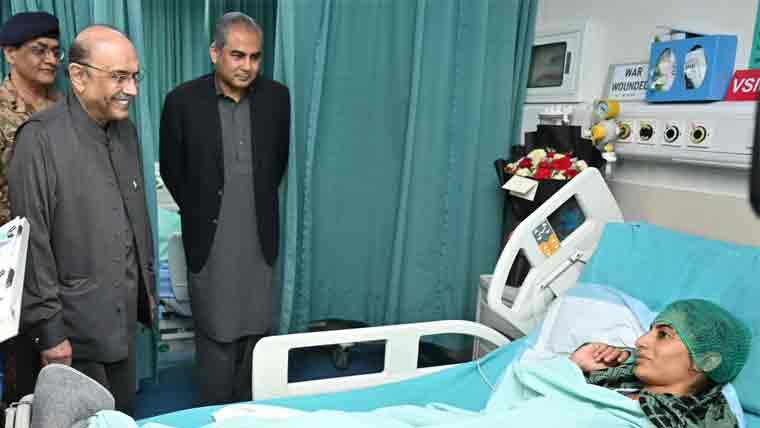 صدر آصف زرداری کا سی ایم ایچ راولپنڈی کا دورہ، فوجی جوانوں، متاثرہ شہریوں کی عیادت