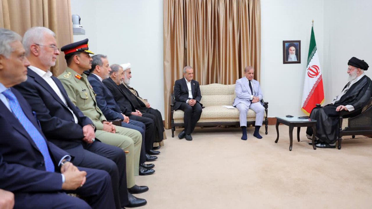 وزیراعظم محمد شہباز شریف کی ایران کے سپریم لیڈر  سے ملاقات
