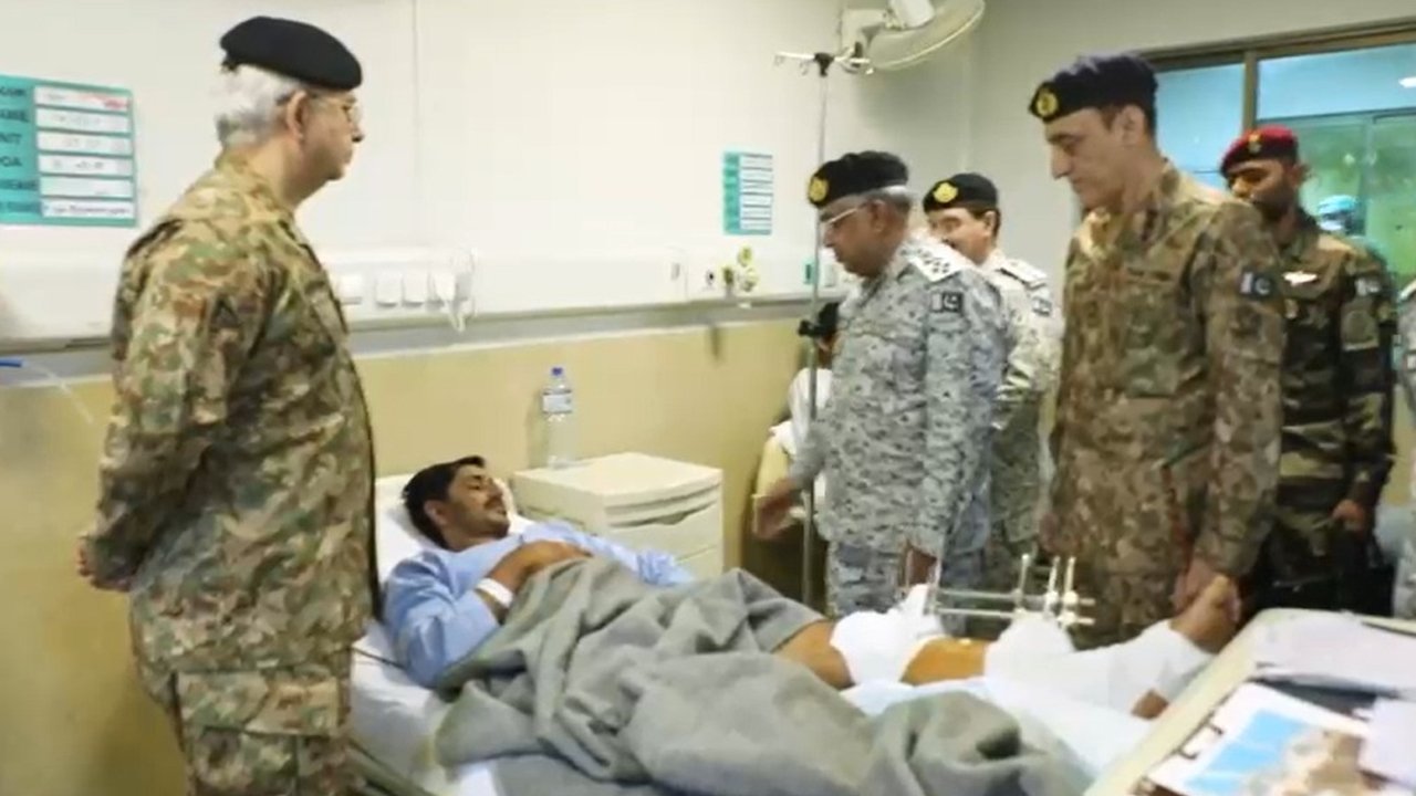 سربراہ پاک بحریہ ایڈمرل نوید اشرف کا سی ایم ایچ راولپنڈی کا دورہ