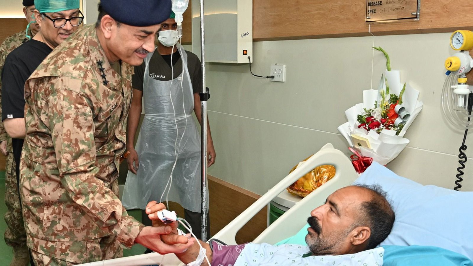 آرمی چیف جنرل عاصم منیر کا سی ایم ایچ کا دورہ ، معرکہ حق کے دوران زخمی ہونیوالے جوانوں اور شہریوں کی عیادت