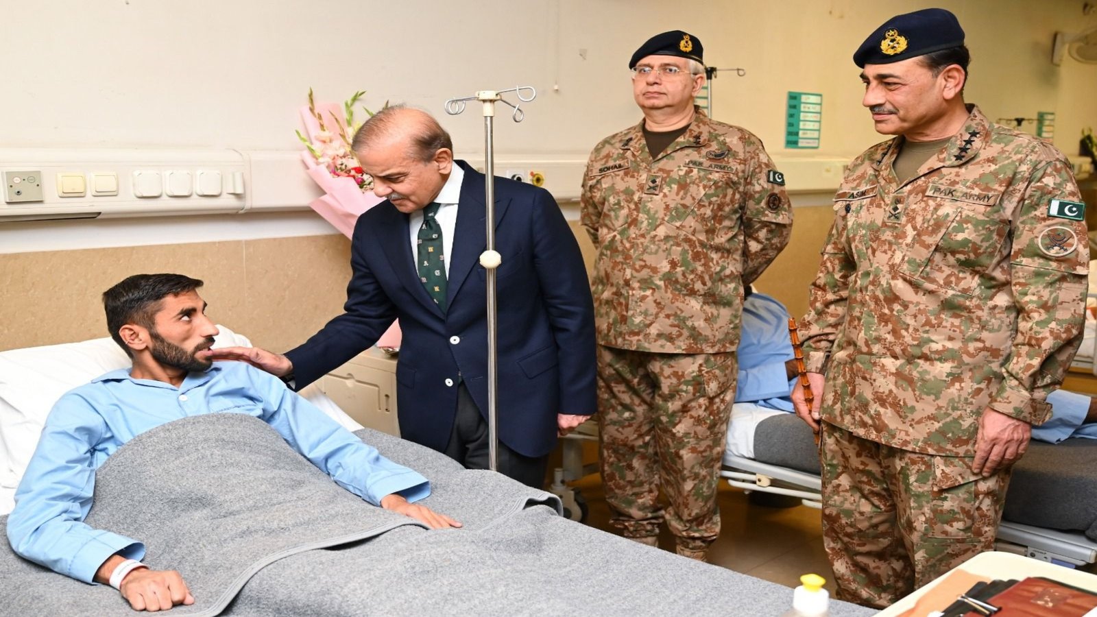 وزیراعظم شہبازشریف کا آرمی چیف کے ہمراہ سی ایم ایچ راولپنڈی کا دورہ، زخمیوں کی عیادت