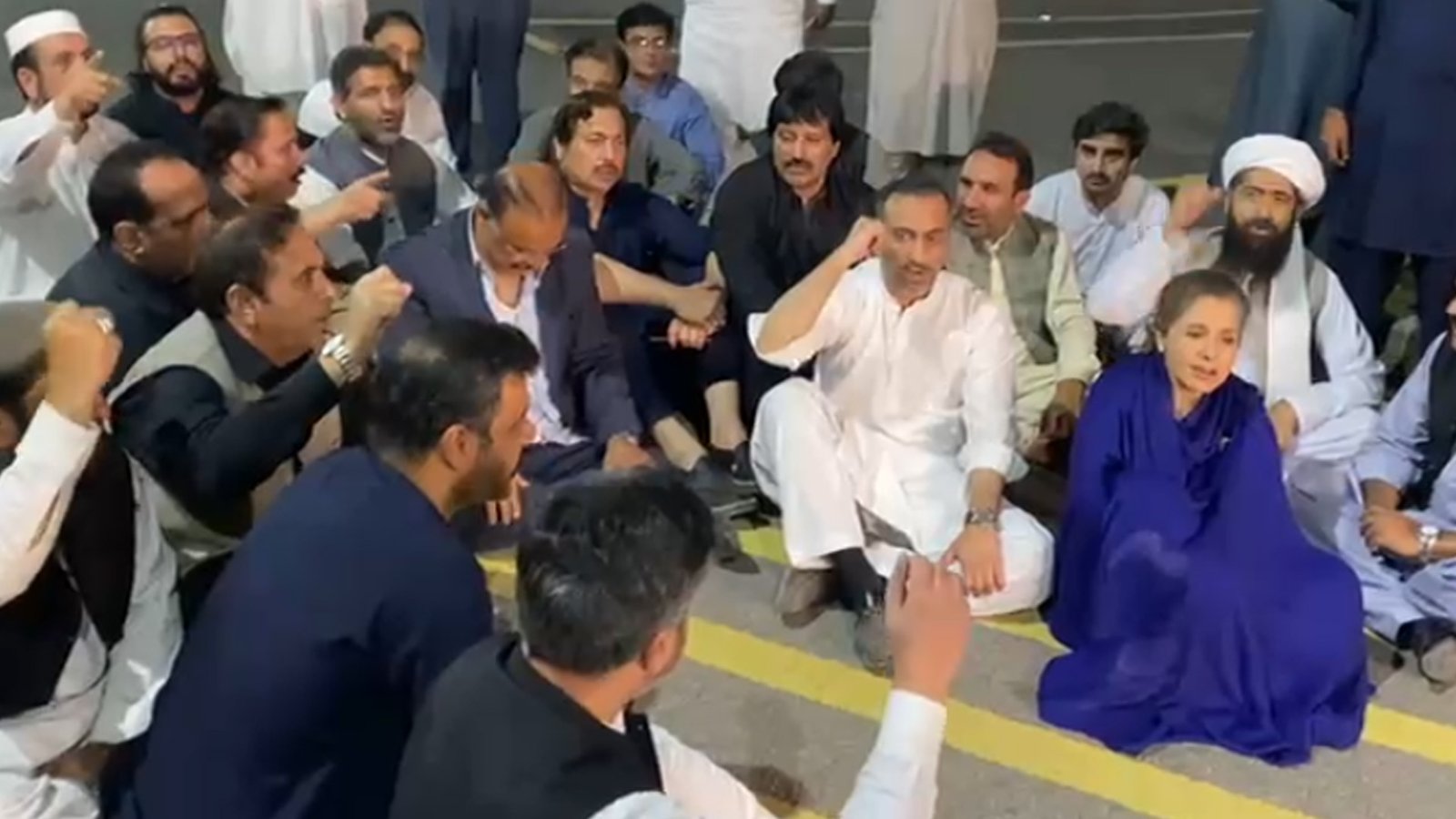 پی ٹی آئی رہنماؤں نے پارلیمنٹ ہائوس کے مرکزی گیٹ کے سامنے دھرنا دے دیا