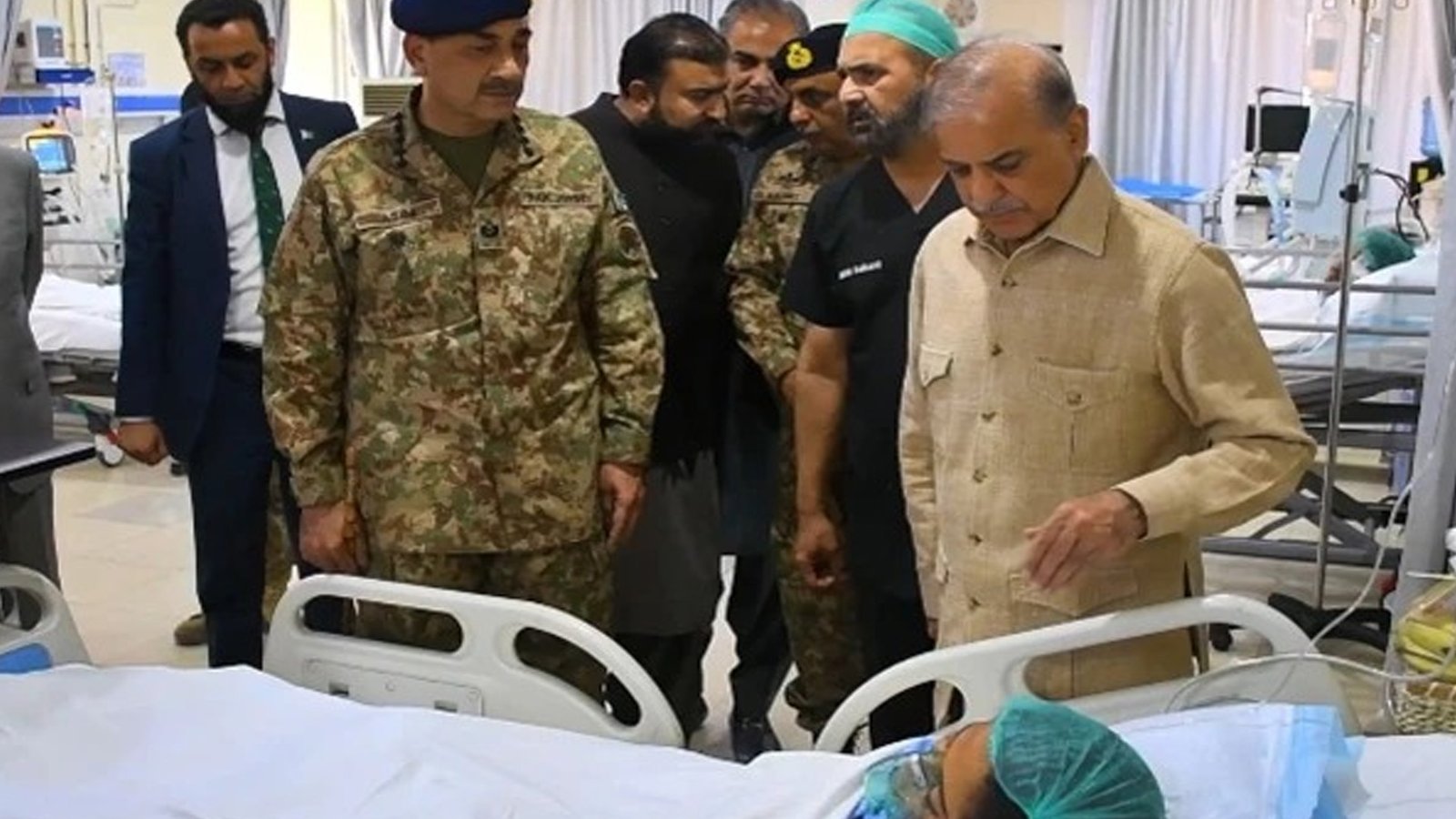 وزیراعظم اور فیلڈ مارشل کا دورہ کوئٹہ، سانحہ خضدار کے زخمیوں کی عیادت