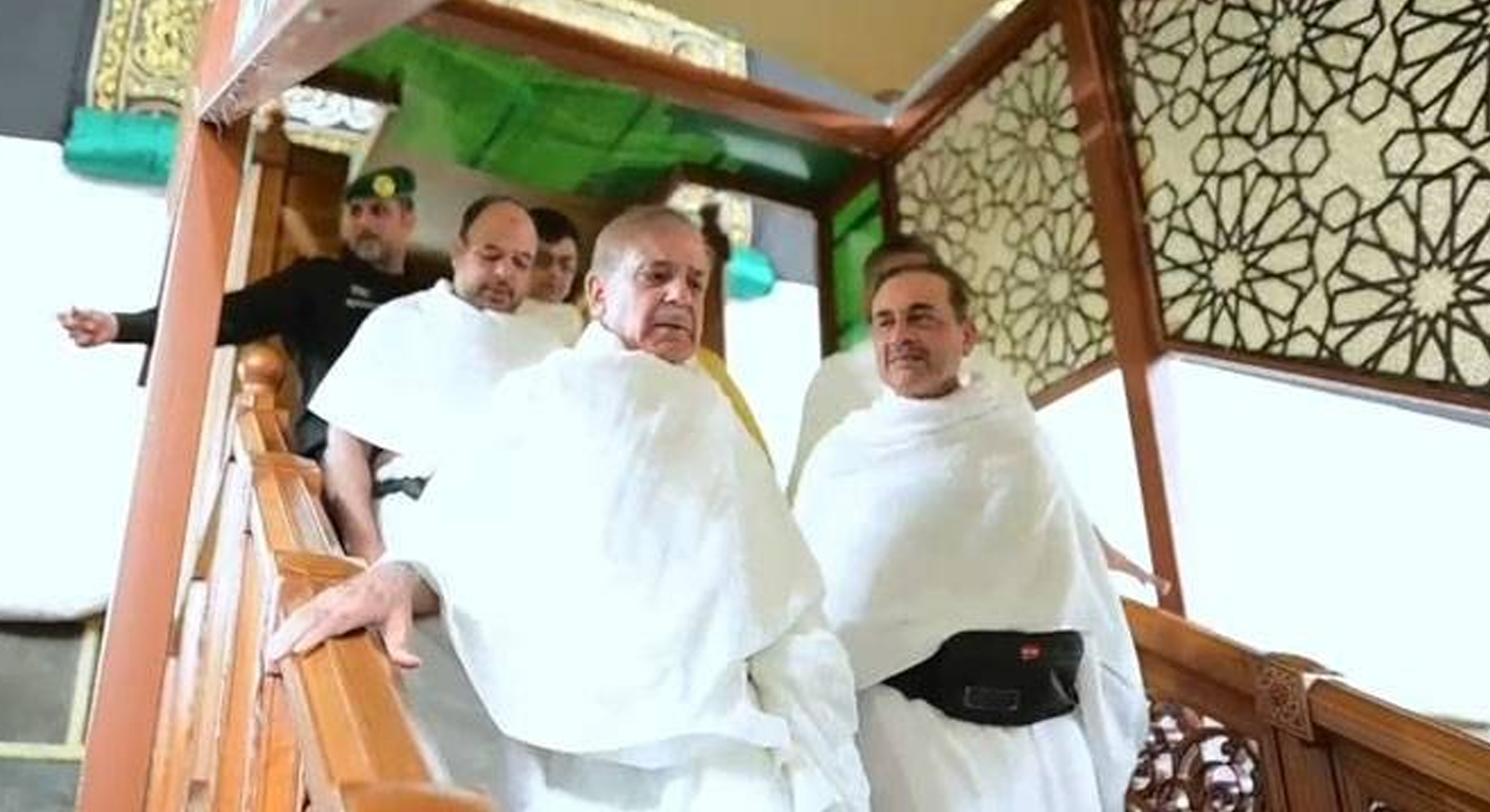 وزیرِاعظم اور فیلڈ مارشل نے عمرہ کی سعادت حاصل  کر لی ، خانہ کعبہ کے دروازے خصوصی طور پر کھولے گئے